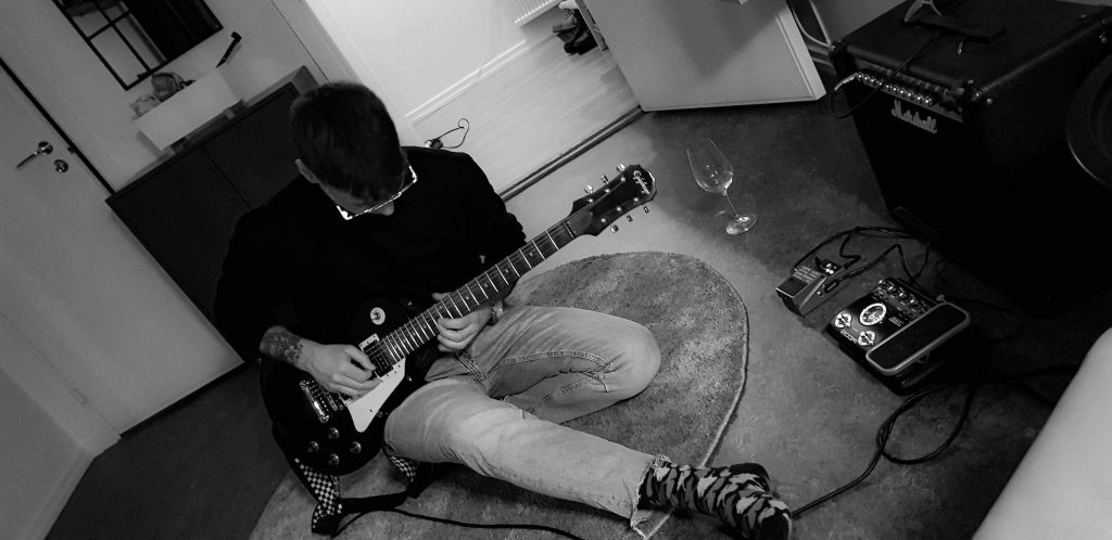 Mikael Ericsson spelar gitarr