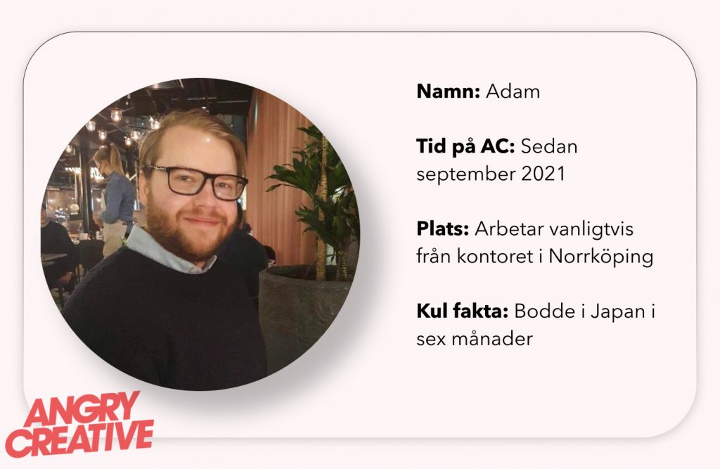 En bild på Adam och en kort beskrivning av att han varit på AC sen september 2021. Han arbetar vanligtvis från kontoret i Norrköping och som kul fakta så bodde han i japan i sex månader